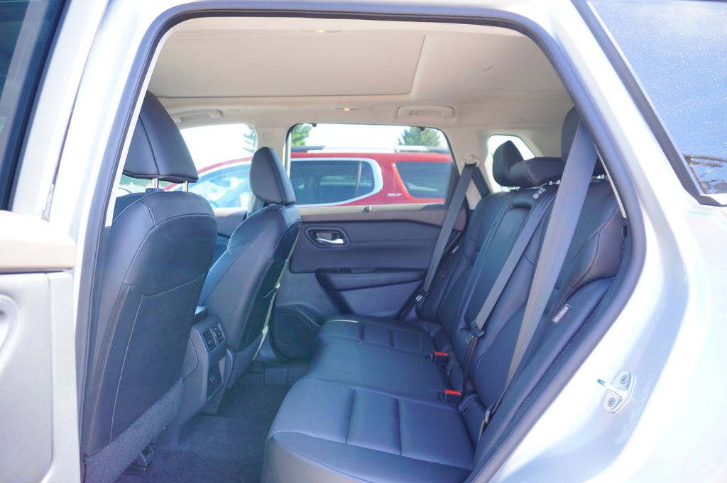 2023 Nissan Rogue SV photo 3