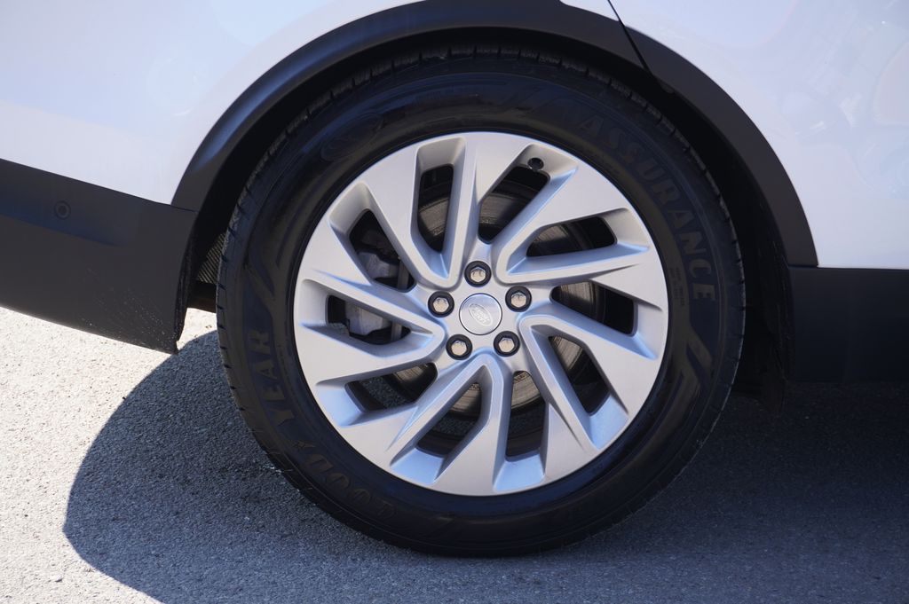 used 2024 Land Rover Discovery car, priced at $31,065