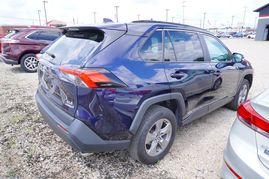2022 Toyota RAV4 Hybrid XLE photo 4