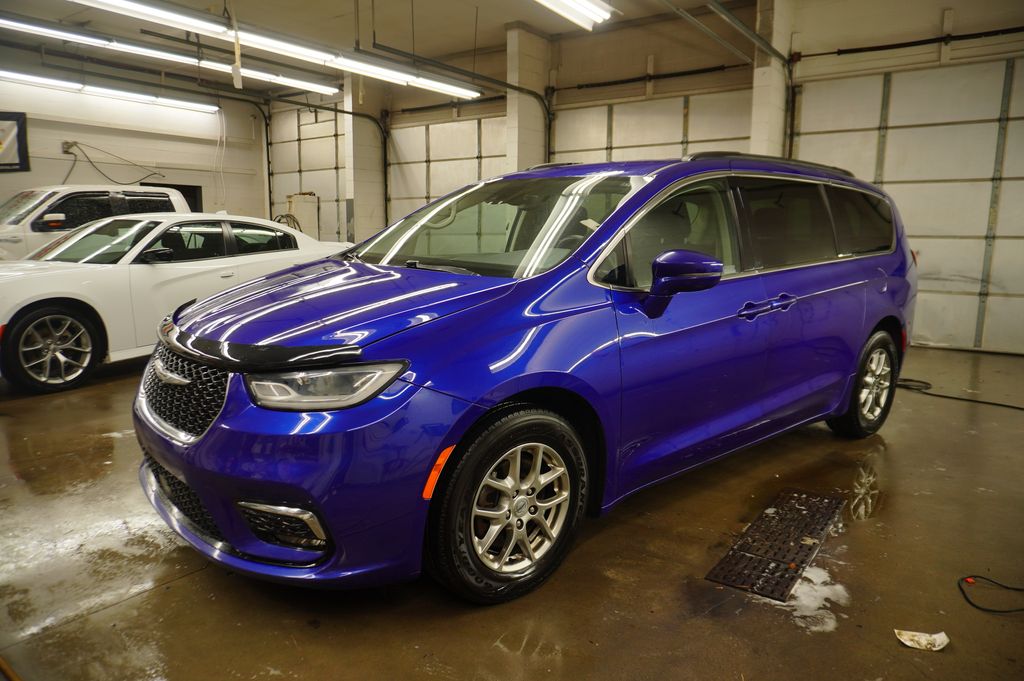 2021 Chrysler Pacifica Touring's photo