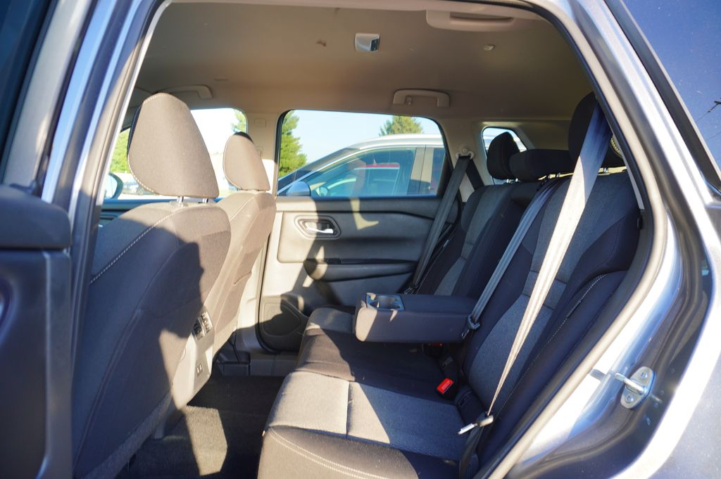 2024 Nissan Rogue SV photo 4