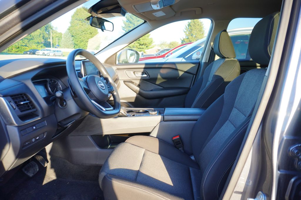 2024 Nissan Rogue SV photo 2