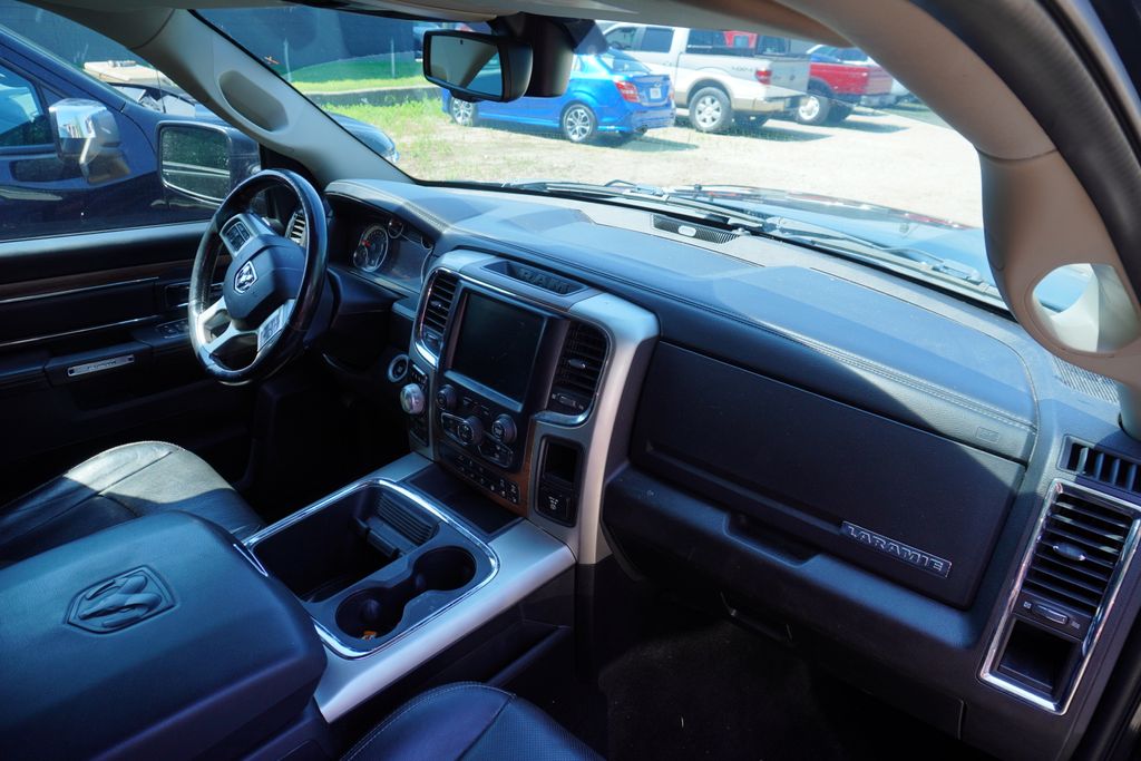2017 Ram 1500 Laramie photo 4