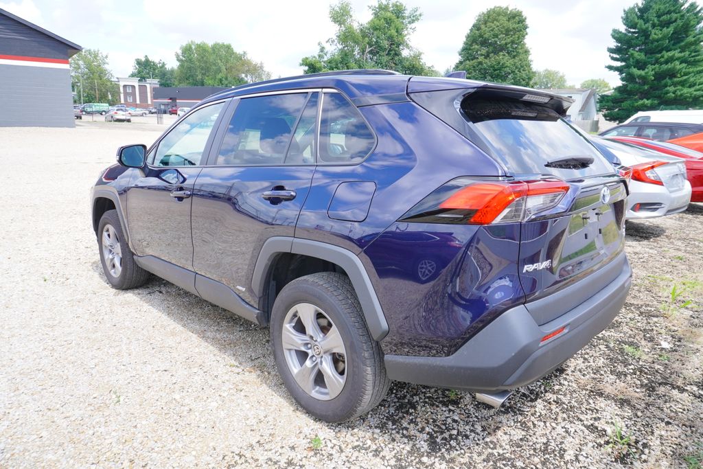 2022 Toyota RAV4 Hybrid XLE photo 3