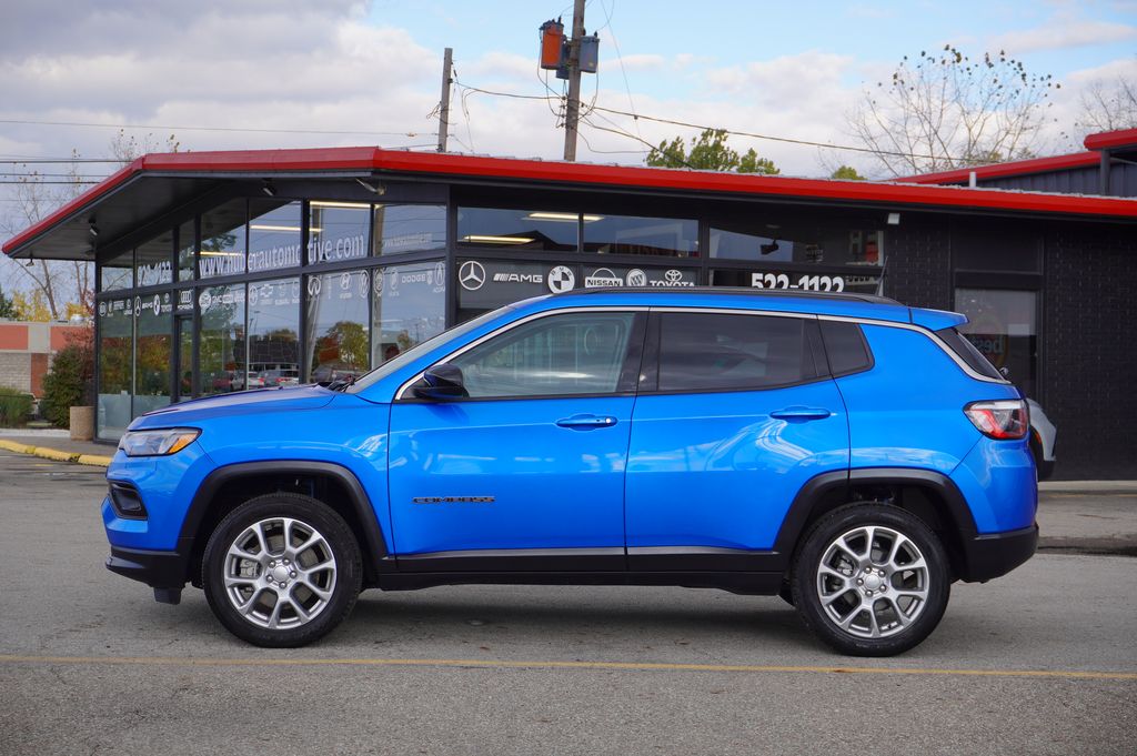 2023 Jeep Compass Latitude Lux photo 3