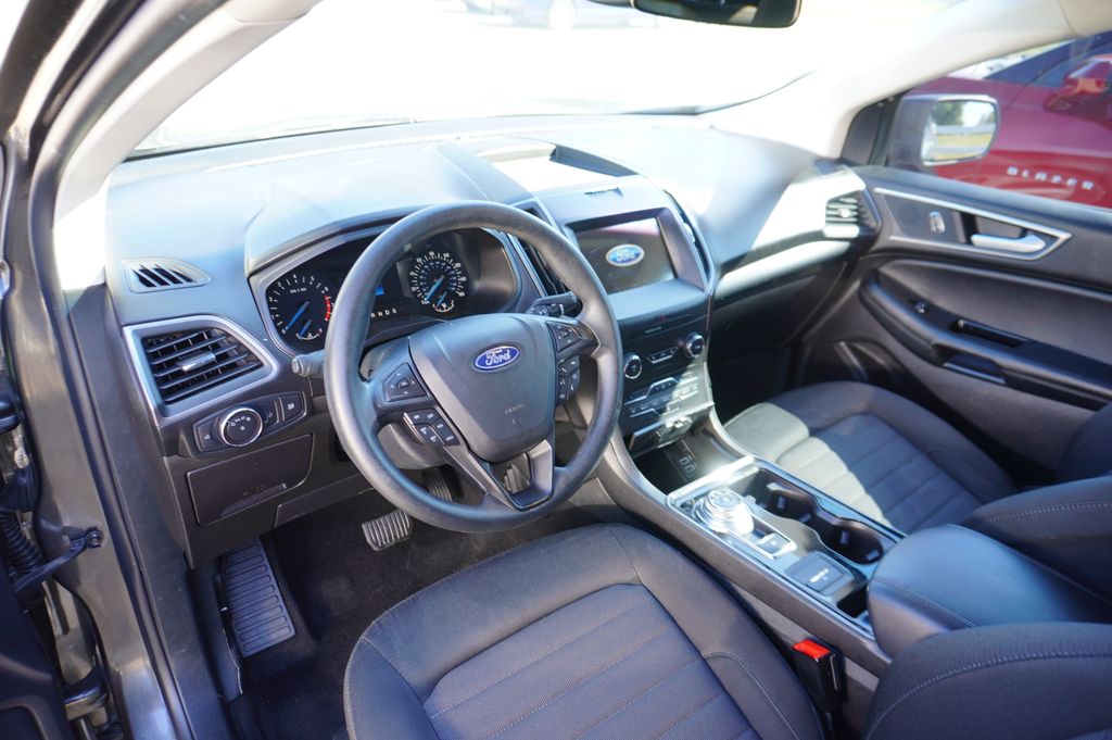 2020 Ford Edge SE photo 3