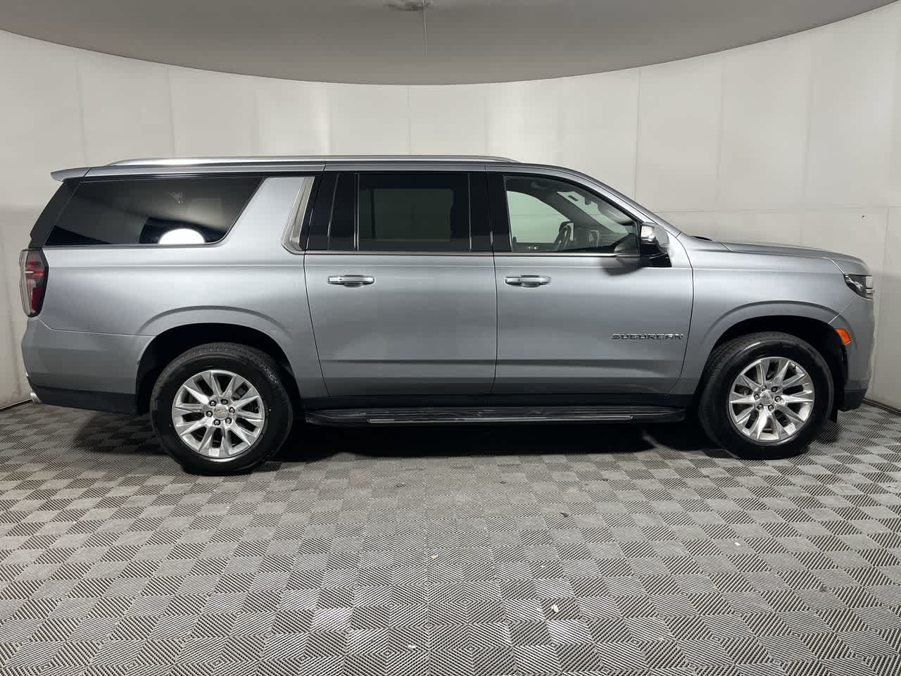 2024 Chevrolet Suburban Premier photo 2