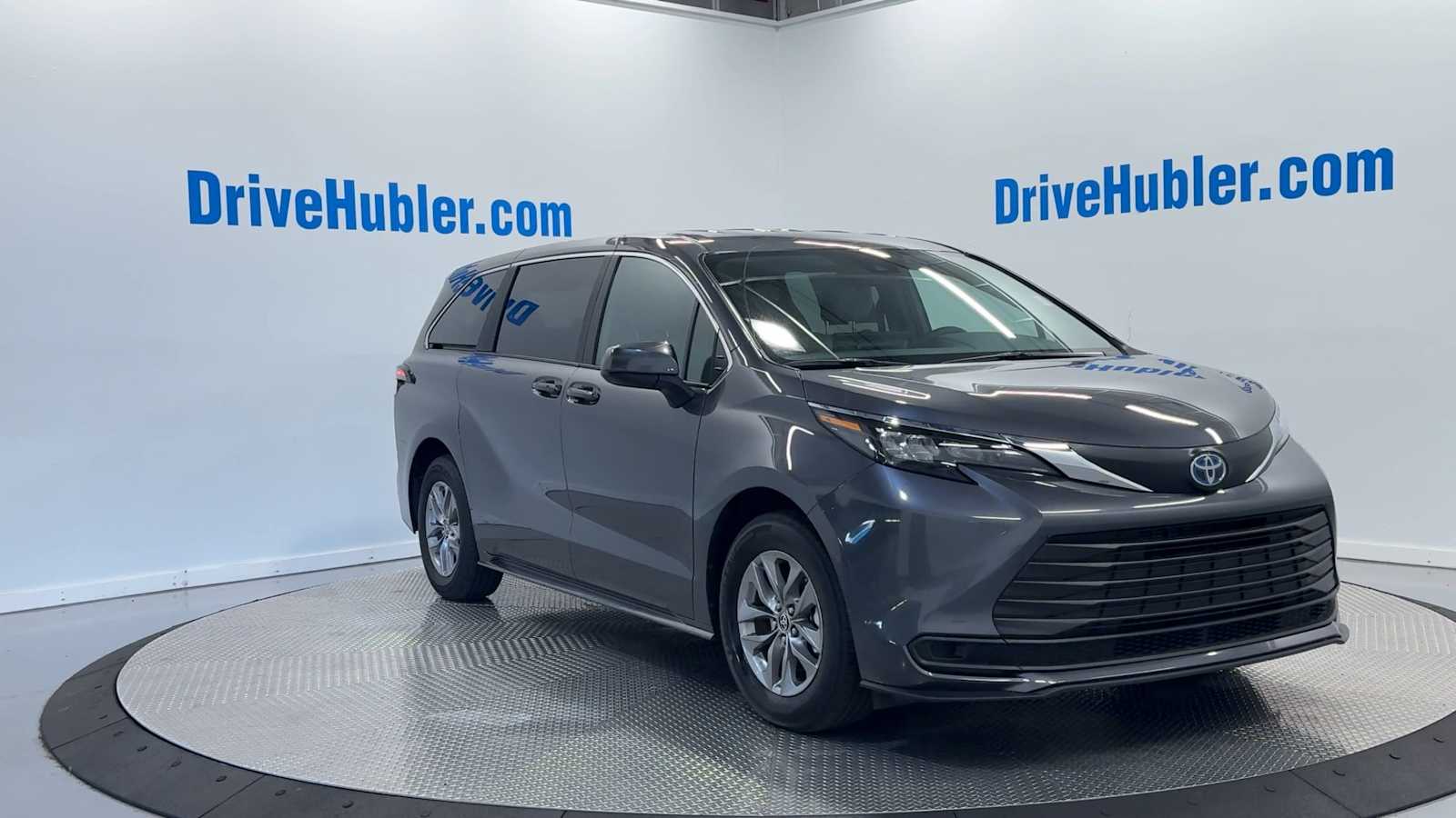 2025 Toyota Sienna LE photo 2