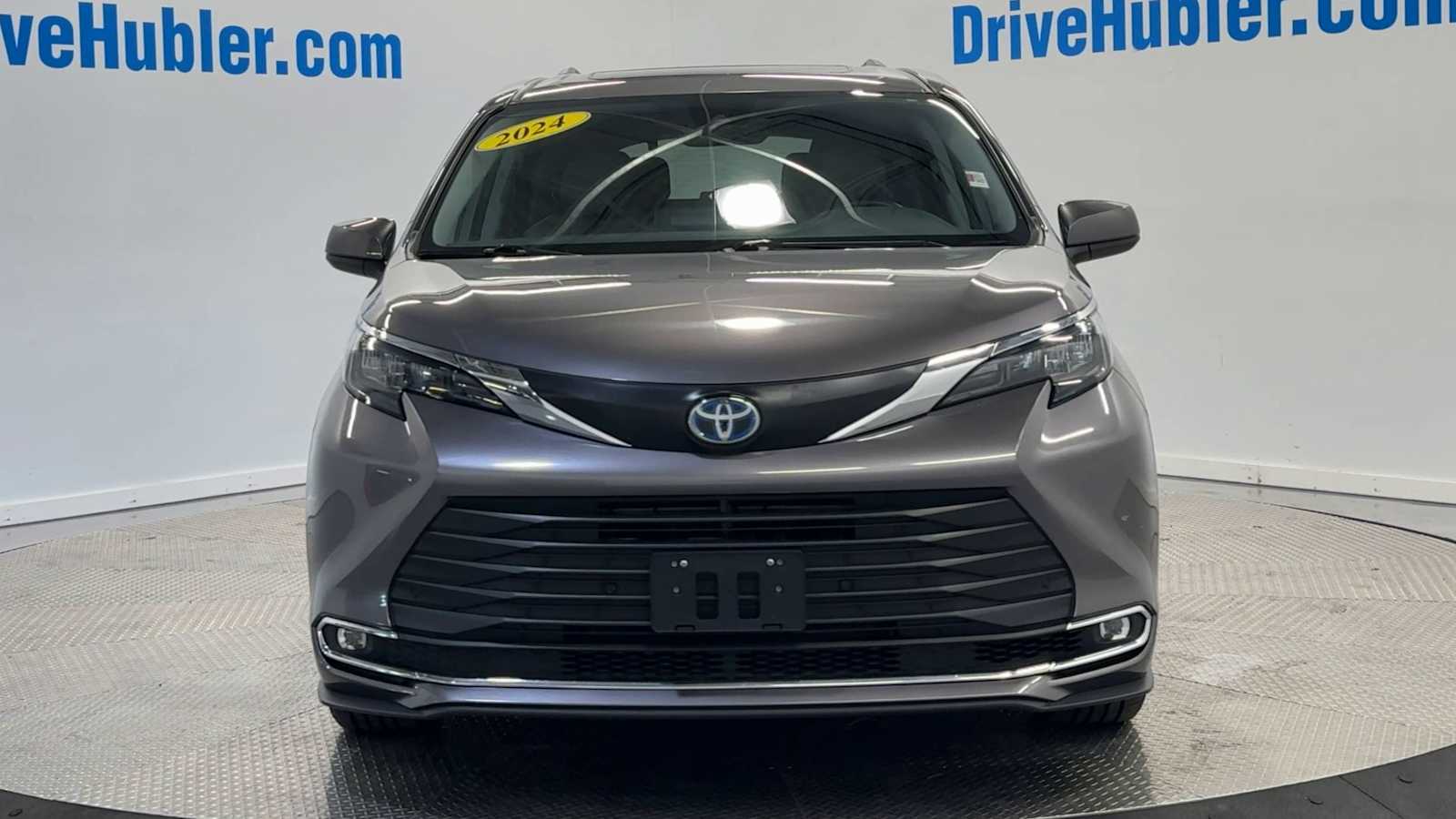 2024 Toyota Sienna XLE photo 3