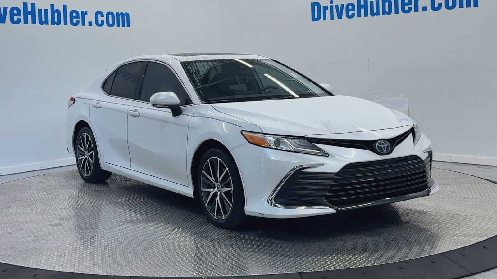 2022 Toyota Camry Hybrid XLE photo 2