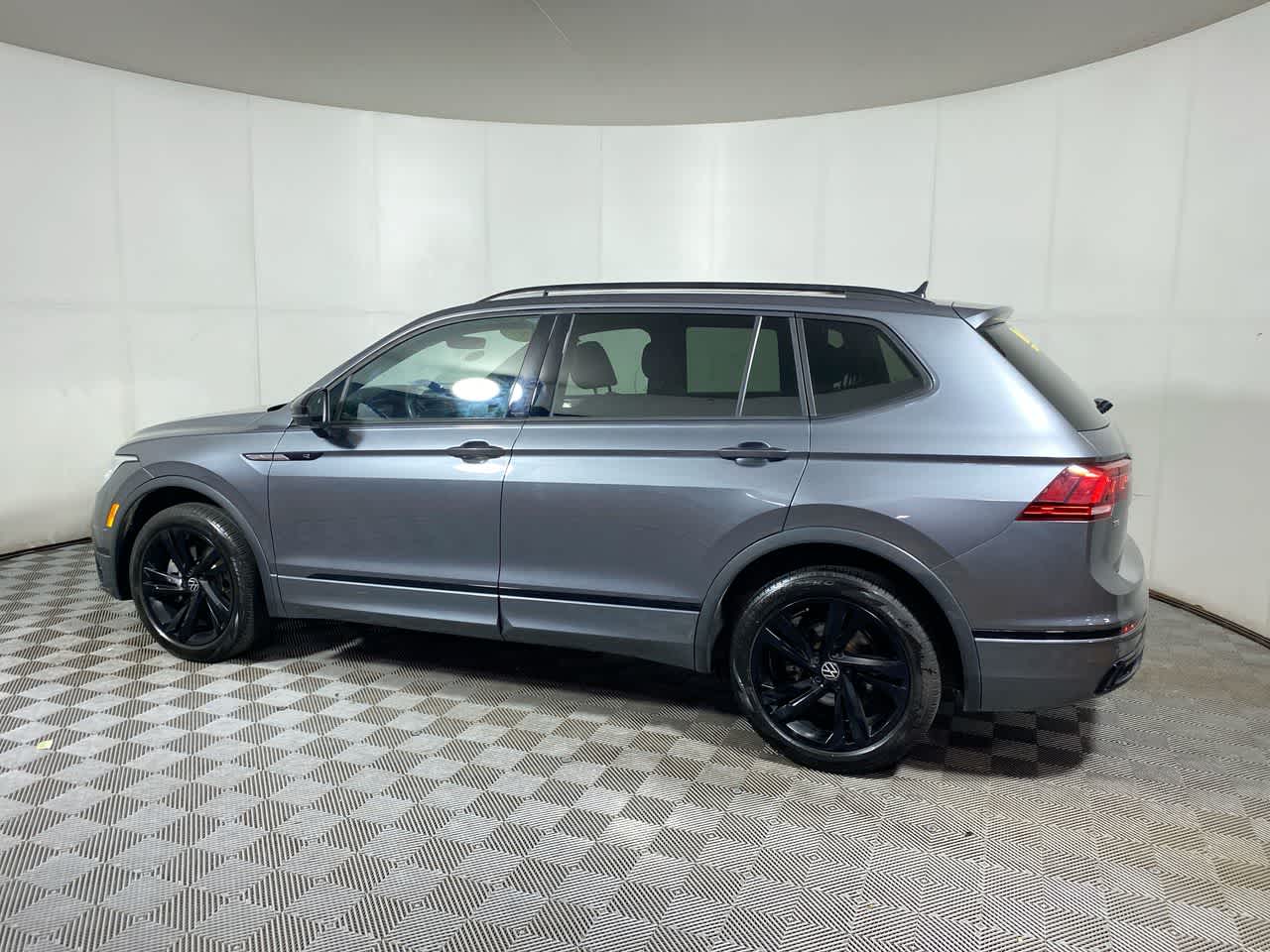 2023 Volkswagen Tiguan SE R-Line Black photo 3