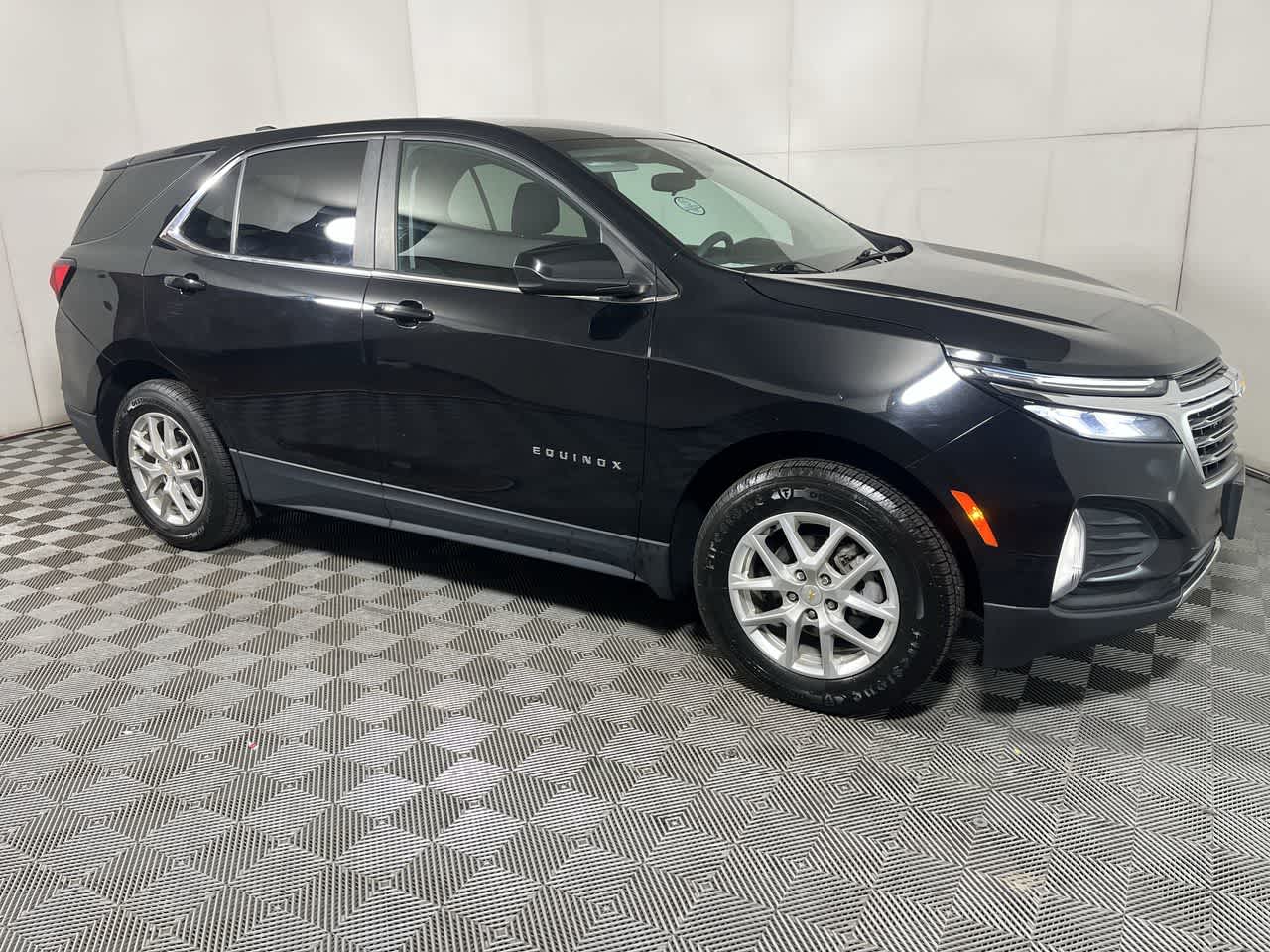 2022 Chevrolet Equinox LT photo 2