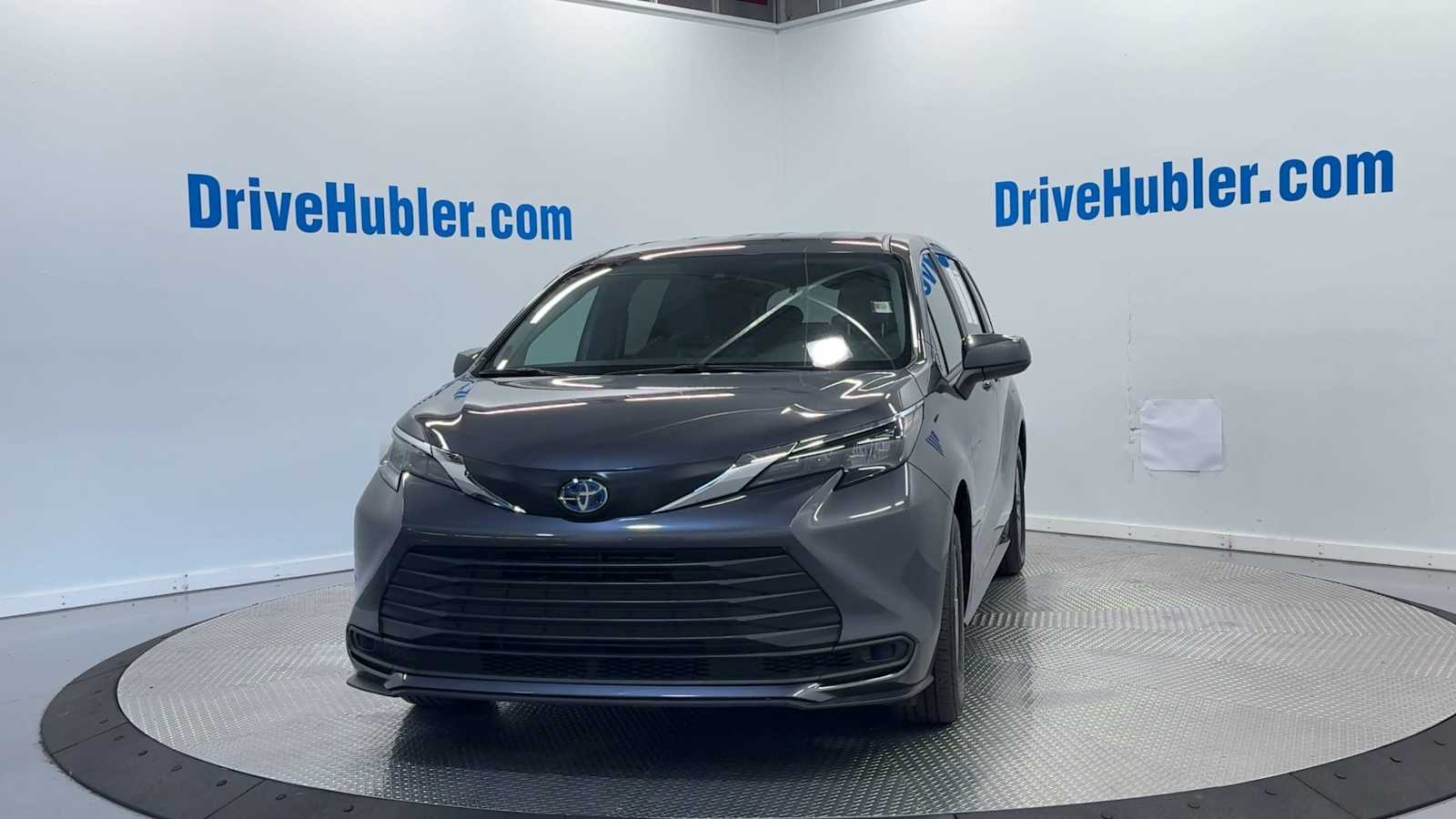 2025 Toyota Sienna LE photo 3