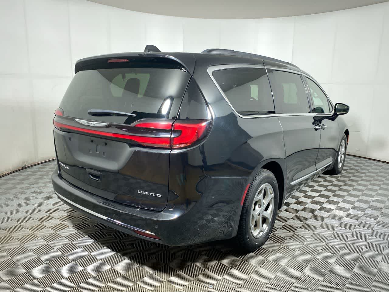 2023 Chrysler Pacifica Limited photo 2