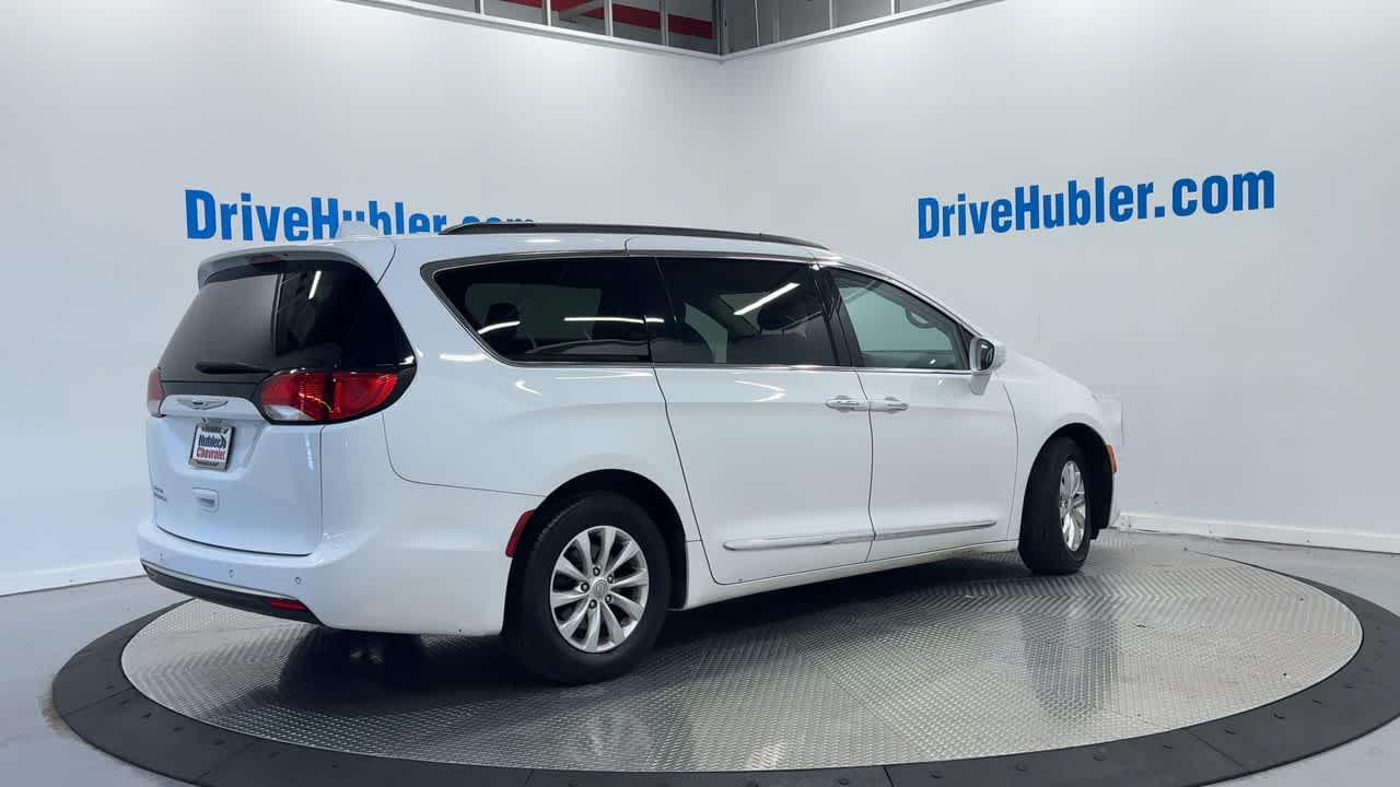 2017 Chrysler Pacifica Touring L photo 3