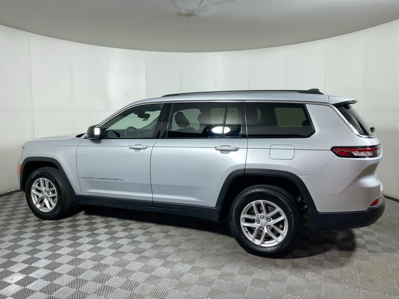 2023 Jeep Grand Cherokee Laredo photo 3