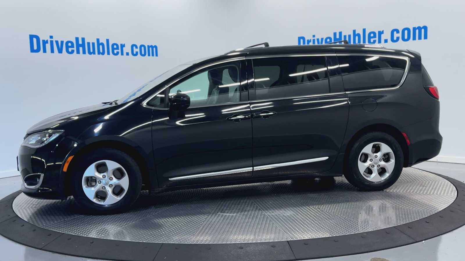 2017 Chrysler Pacifica Touring Plus photo 3