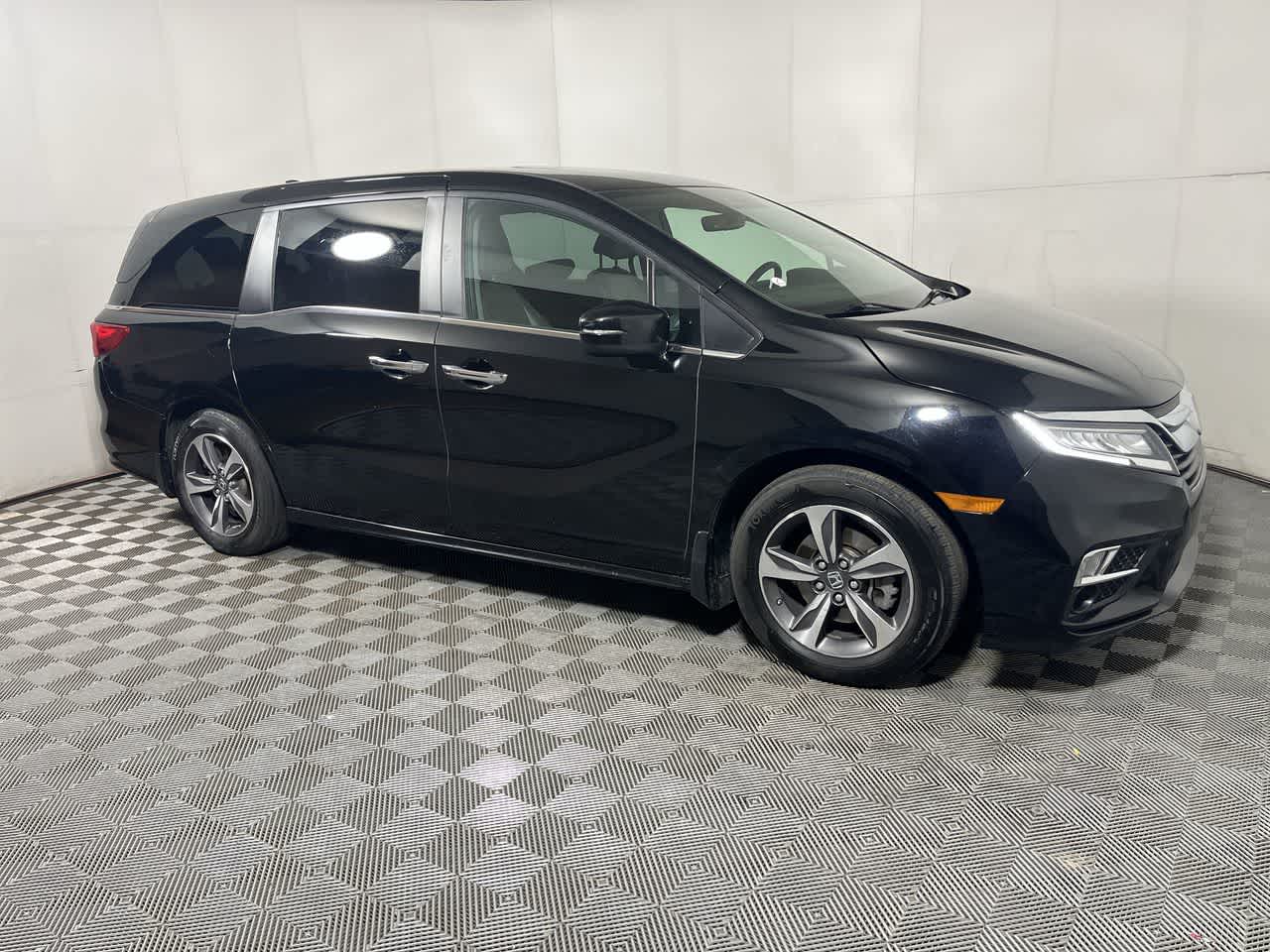 2018 Honda Odyssey Touring photo 2