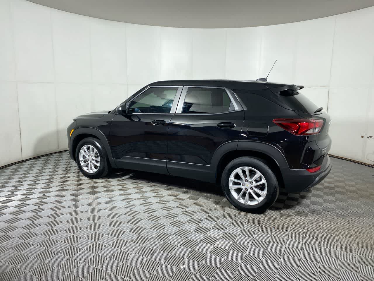 2024 Chevrolet Trailblazer LS photo 2