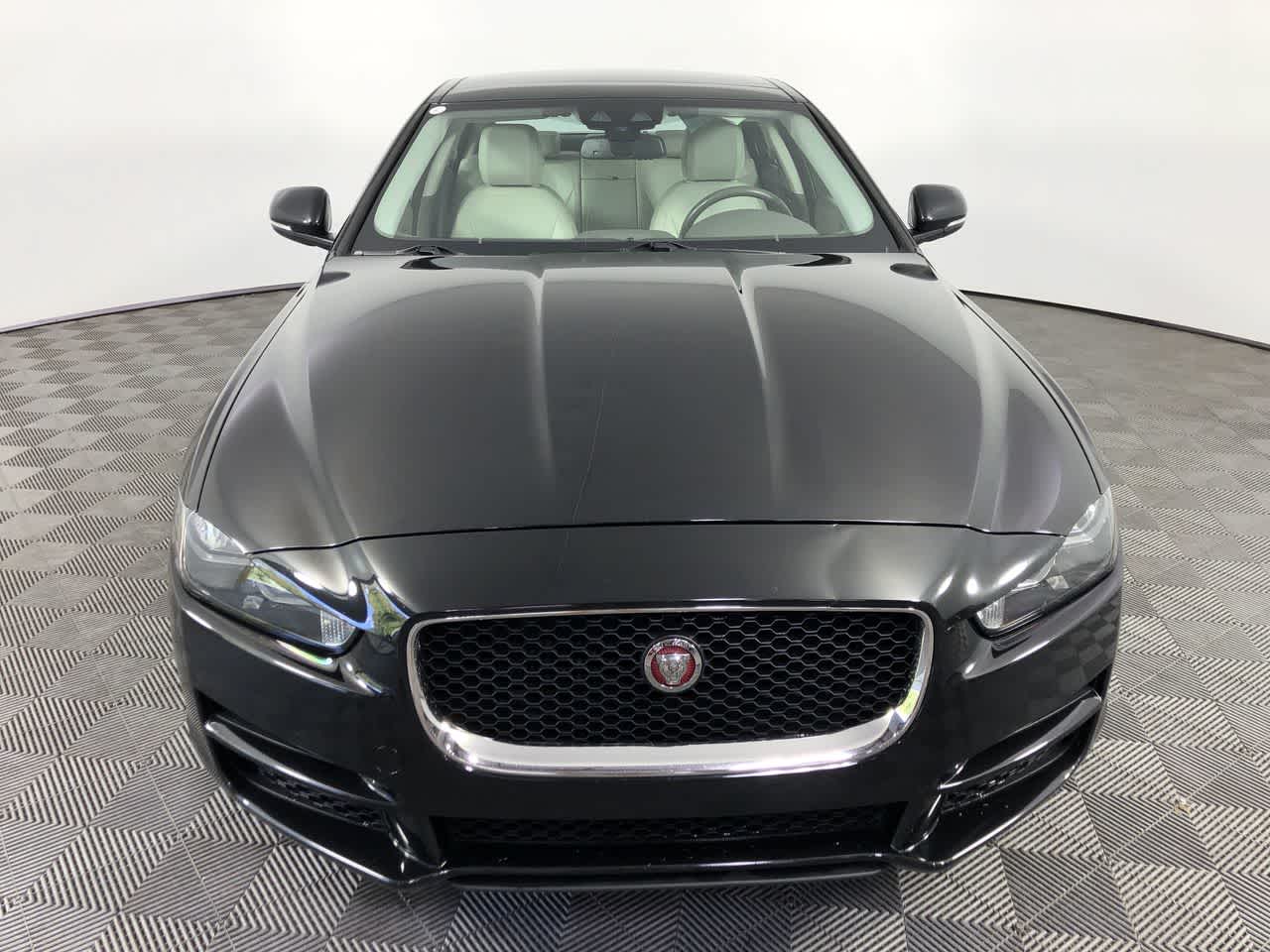 2017 Jaguar XE Prestige photo 2