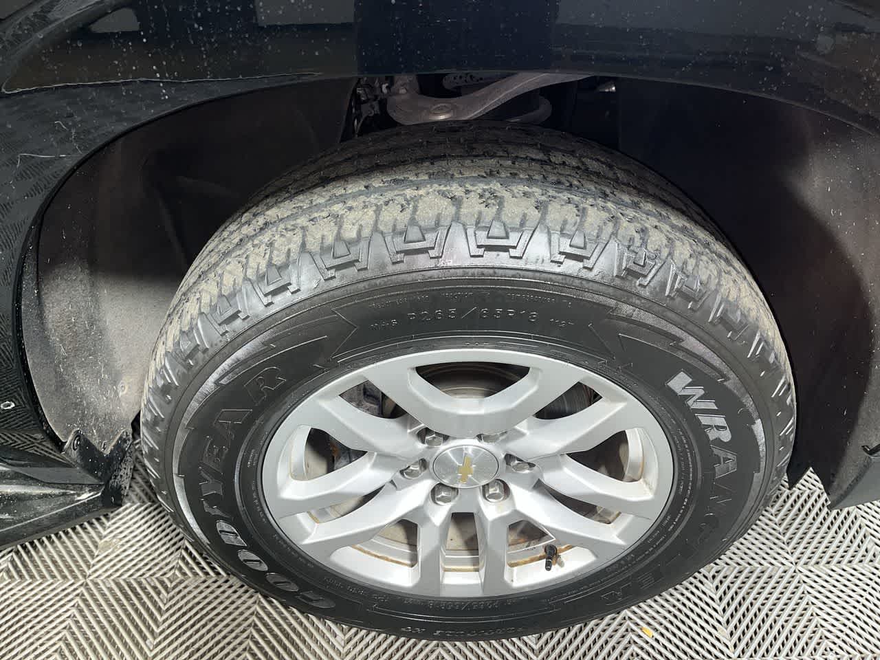 2023 Chevrolet Suburban LS photo 2