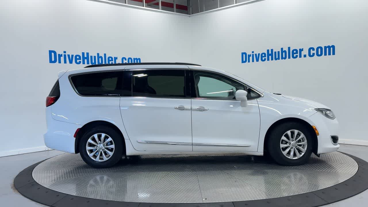 2017 Chrysler Pacifica Touring L photo 4