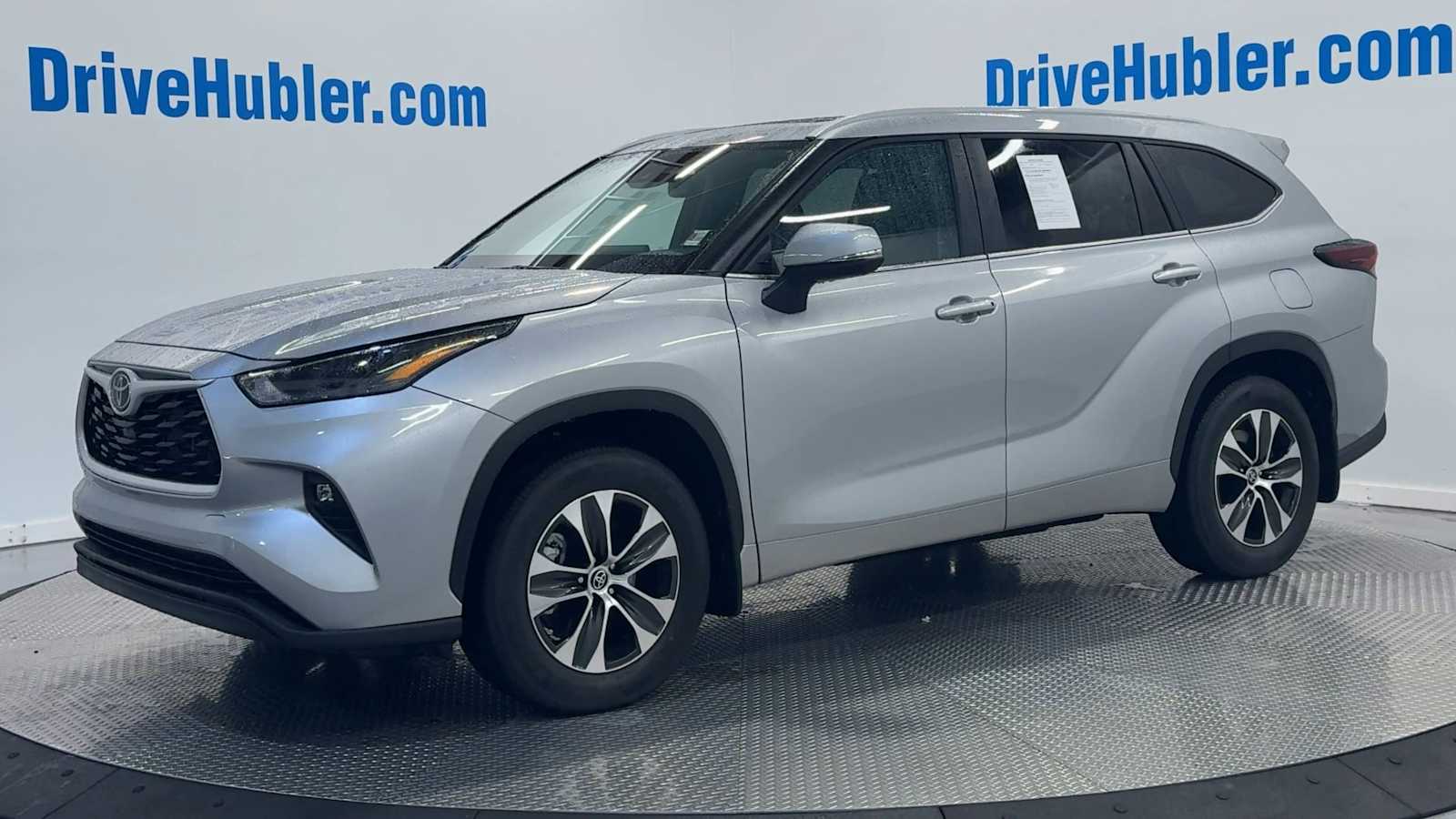 2025 Toyota Highlander XLE photo 2