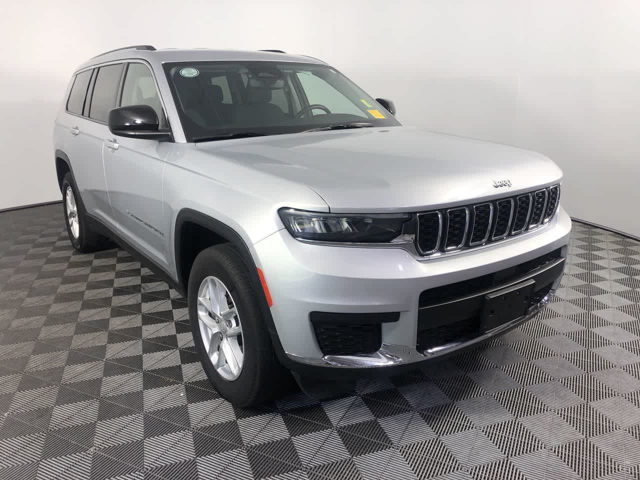 2023 Jeep Grand Cherokee Laredo photo 2