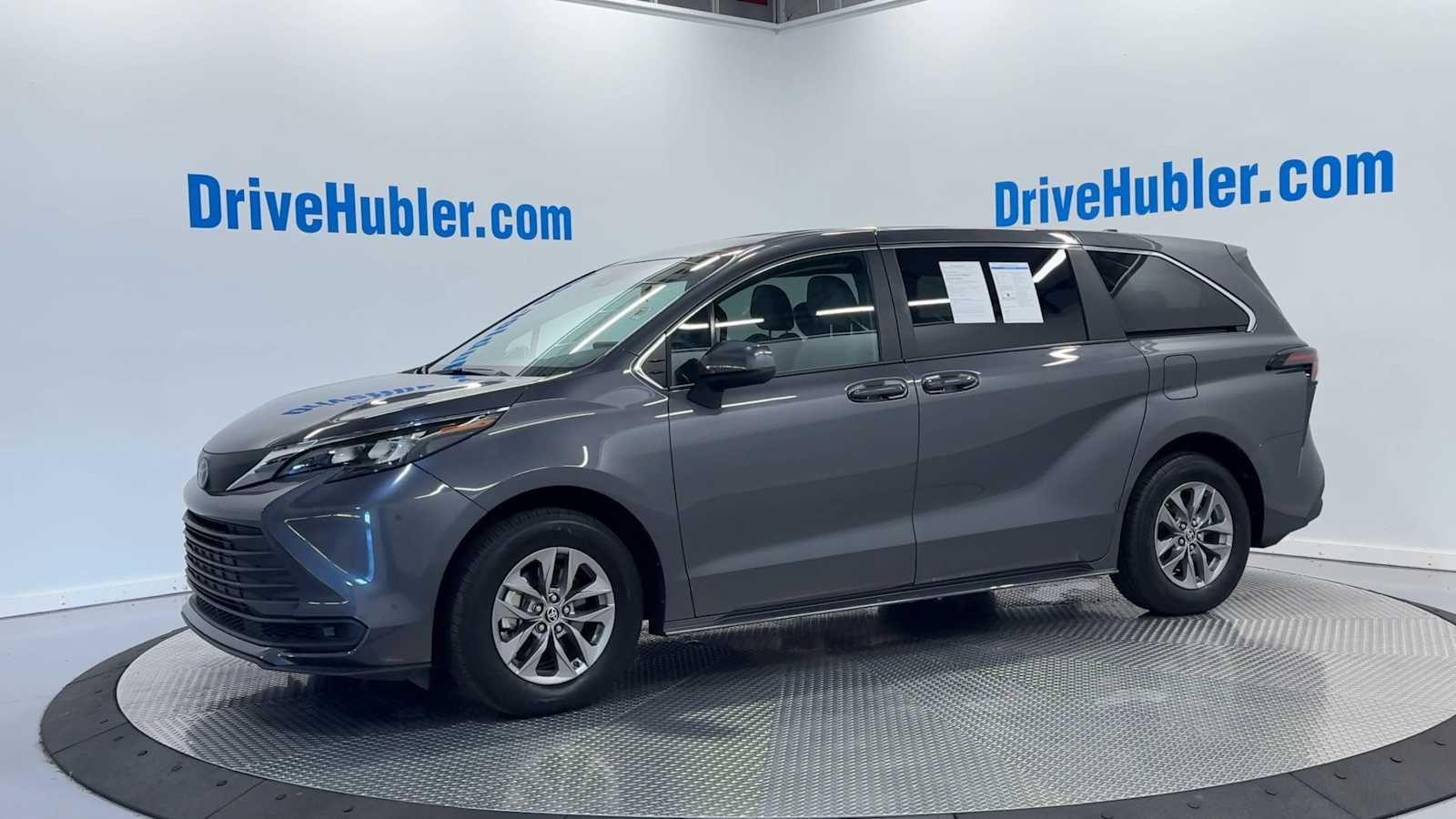 2025 Toyota Sienna LE photo 4