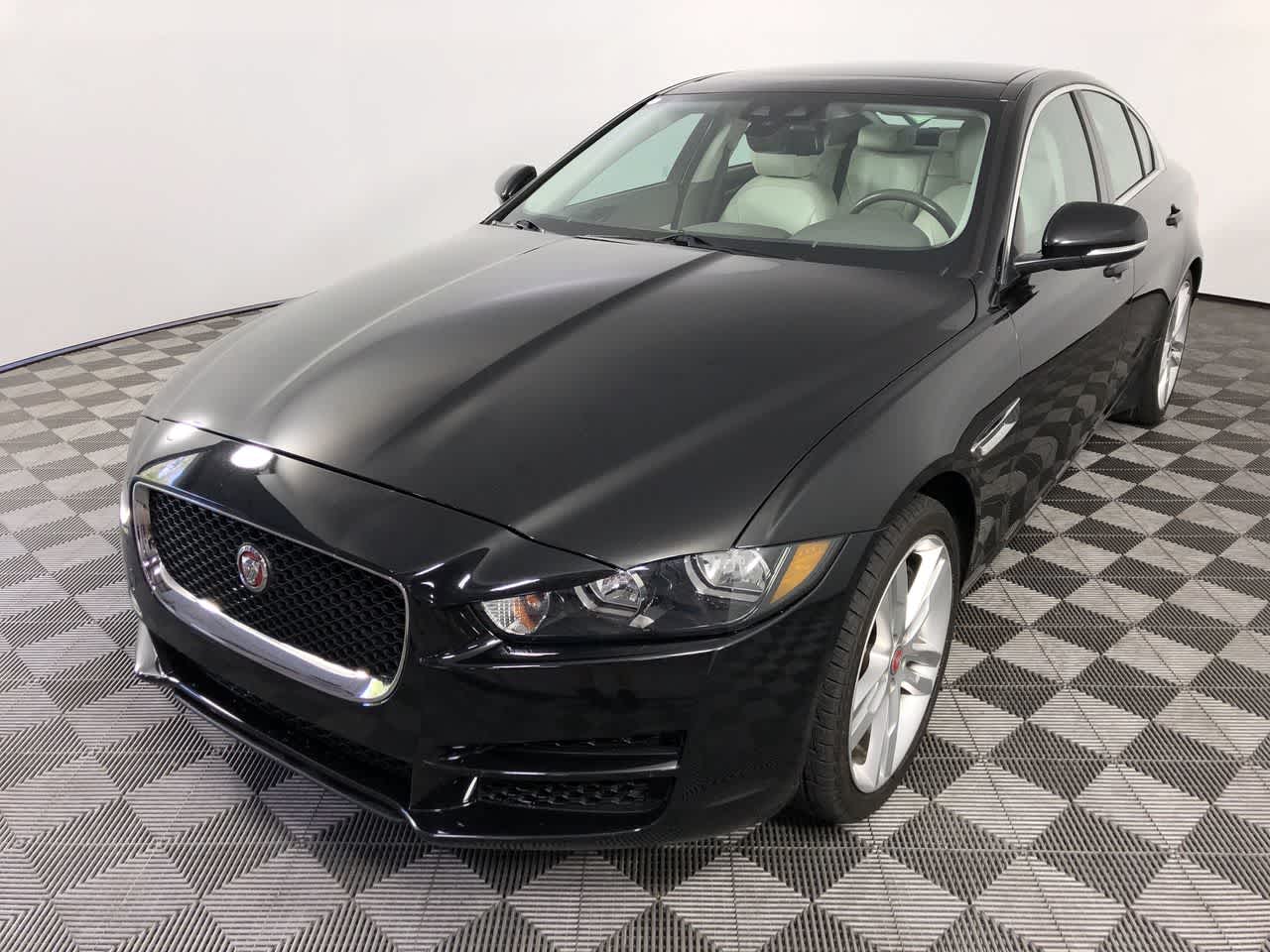 2017 Jaguar XE Prestige photo 3