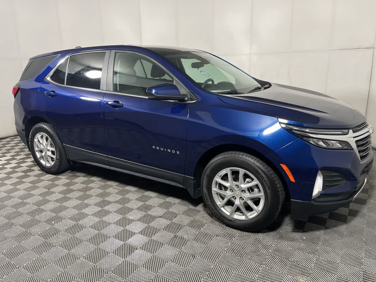 2022 Chevrolet Equinox LT photo 2