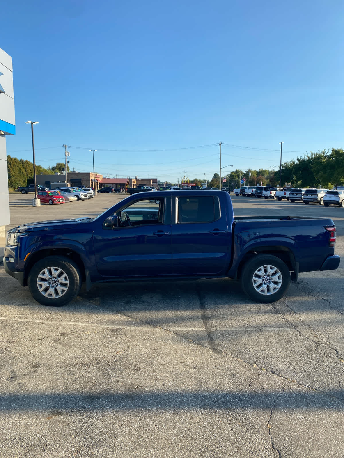 2022 Nissan Frontier SV Crew Cab photo 2