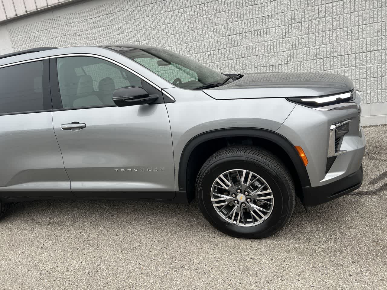 2025 Chevrolet Traverse photo 2
