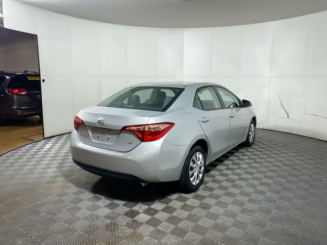 2018 Toyota Corolla LE photo 2