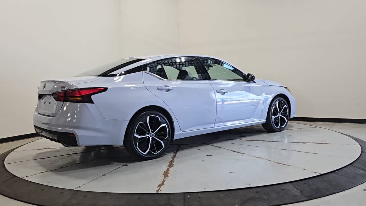 2023 Nissan Altima 2.5 SR photo 3