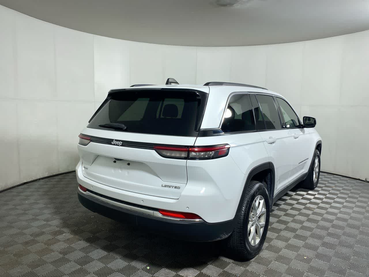 2023 Jeep Grand Cherokee Limited photo 2