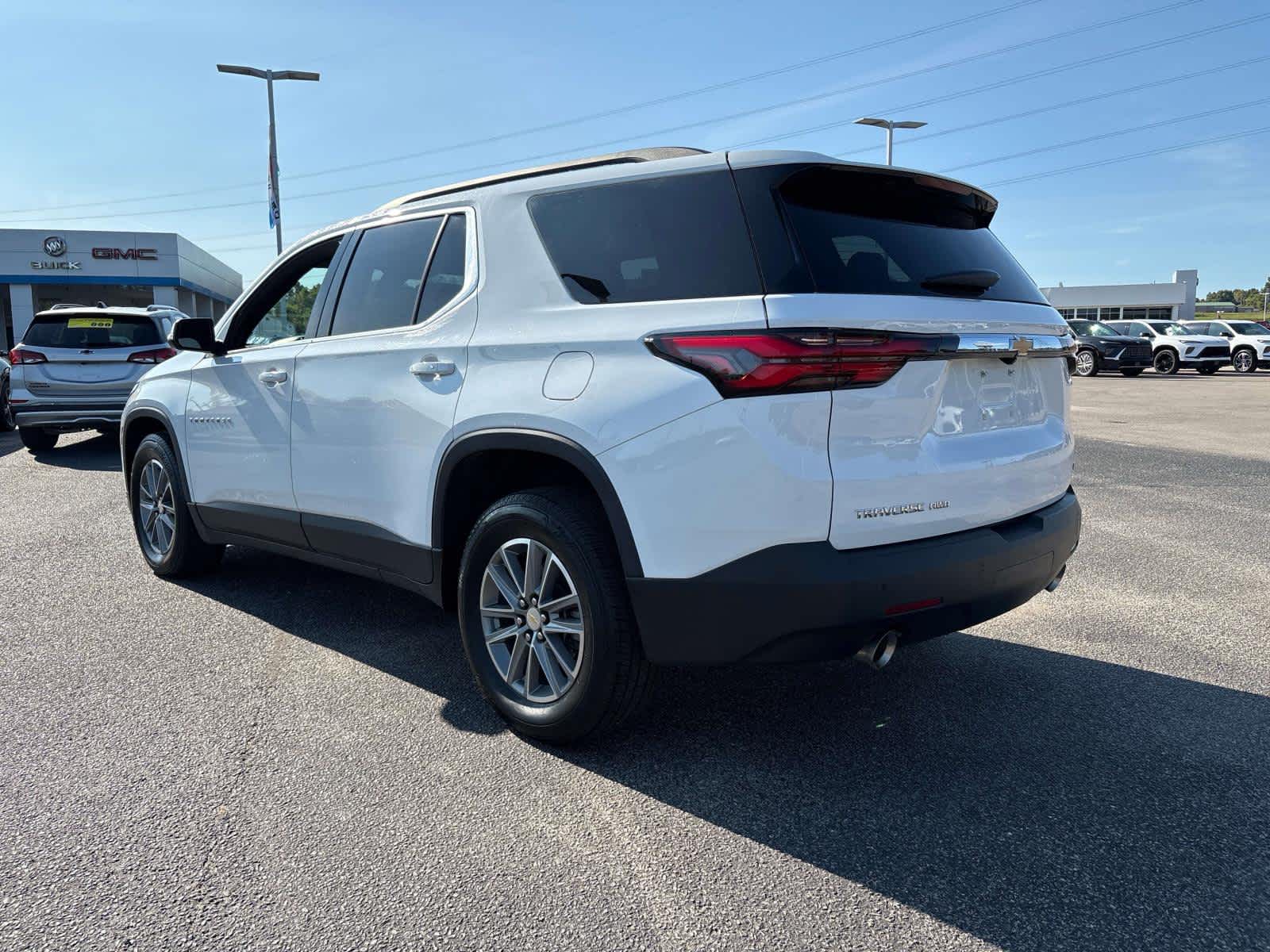 2022 Chevrolet Traverse Leather photo 2