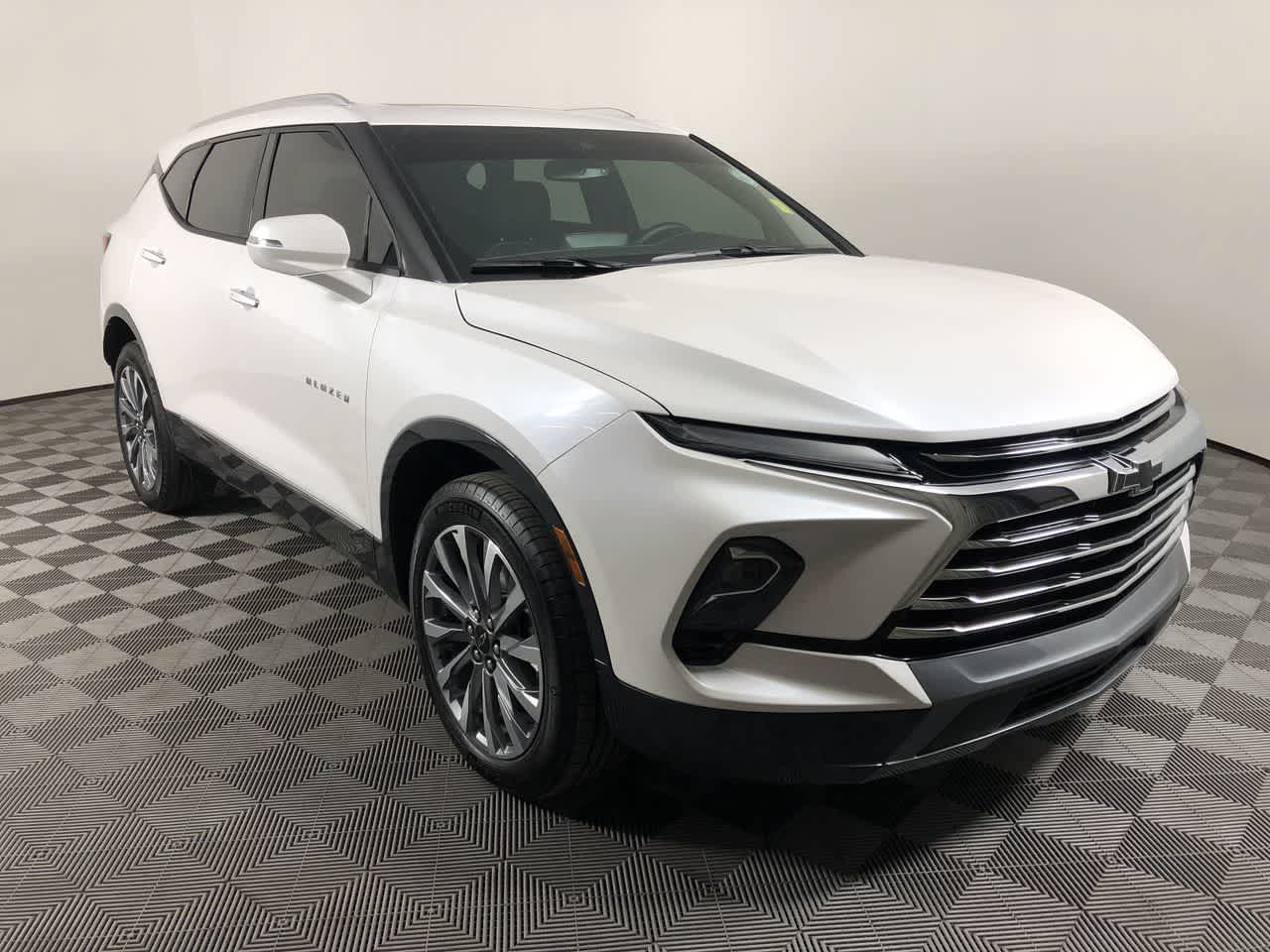 2025 Chevrolet Blazer Premier photo 2