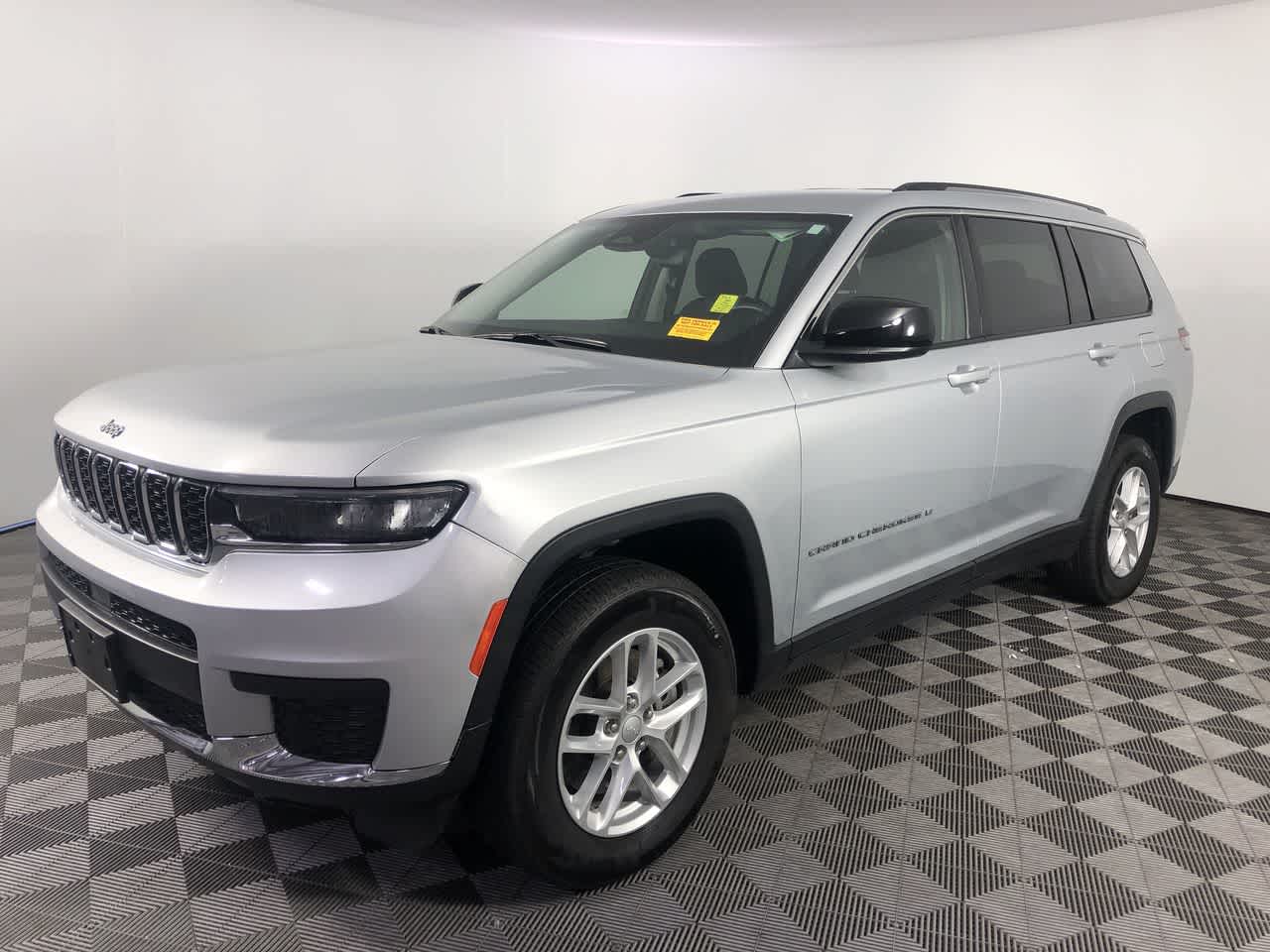 2023 Jeep Grand Cherokee Laredo photo 4