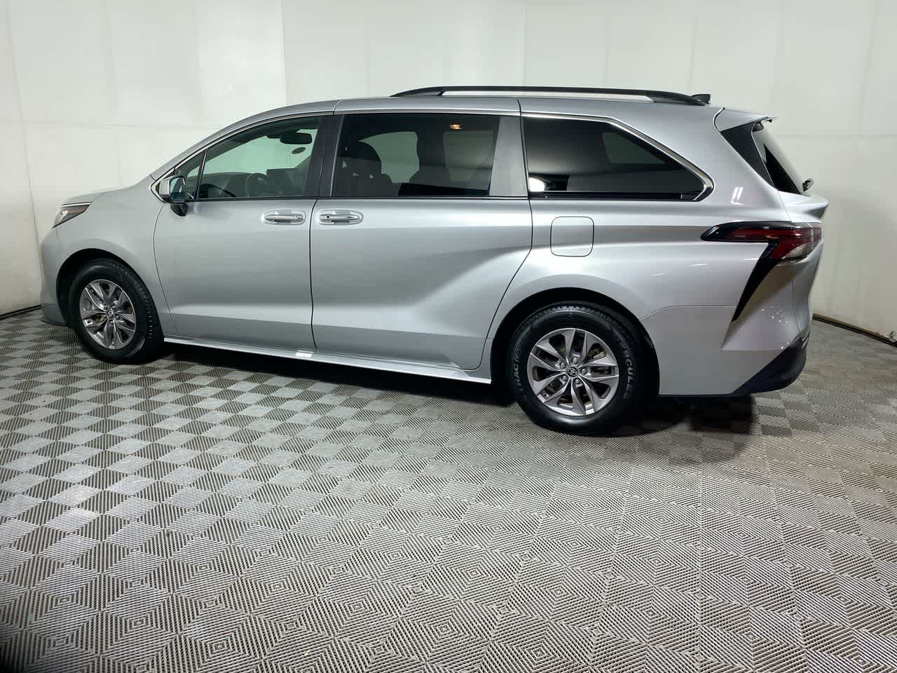 2023 Toyota Sienna XLE photo 4