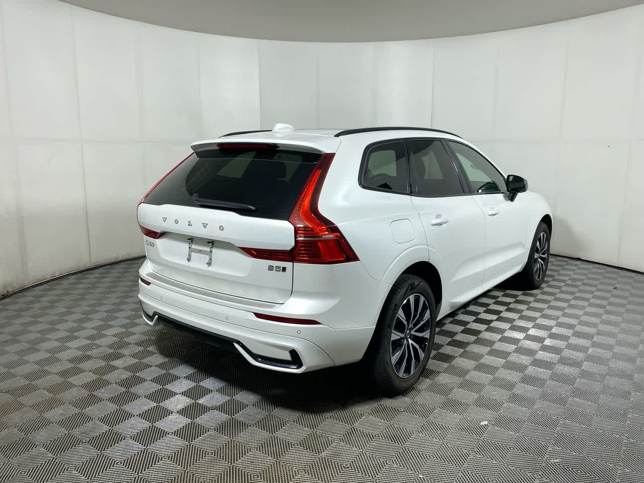 2024 Volvo XC60 Core photo 2