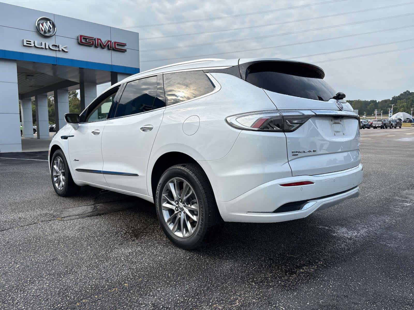 2023 Buick Enclave Avenir photo 2