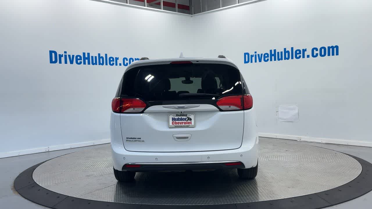 2017 Chrysler Pacifica Touring L photo 2