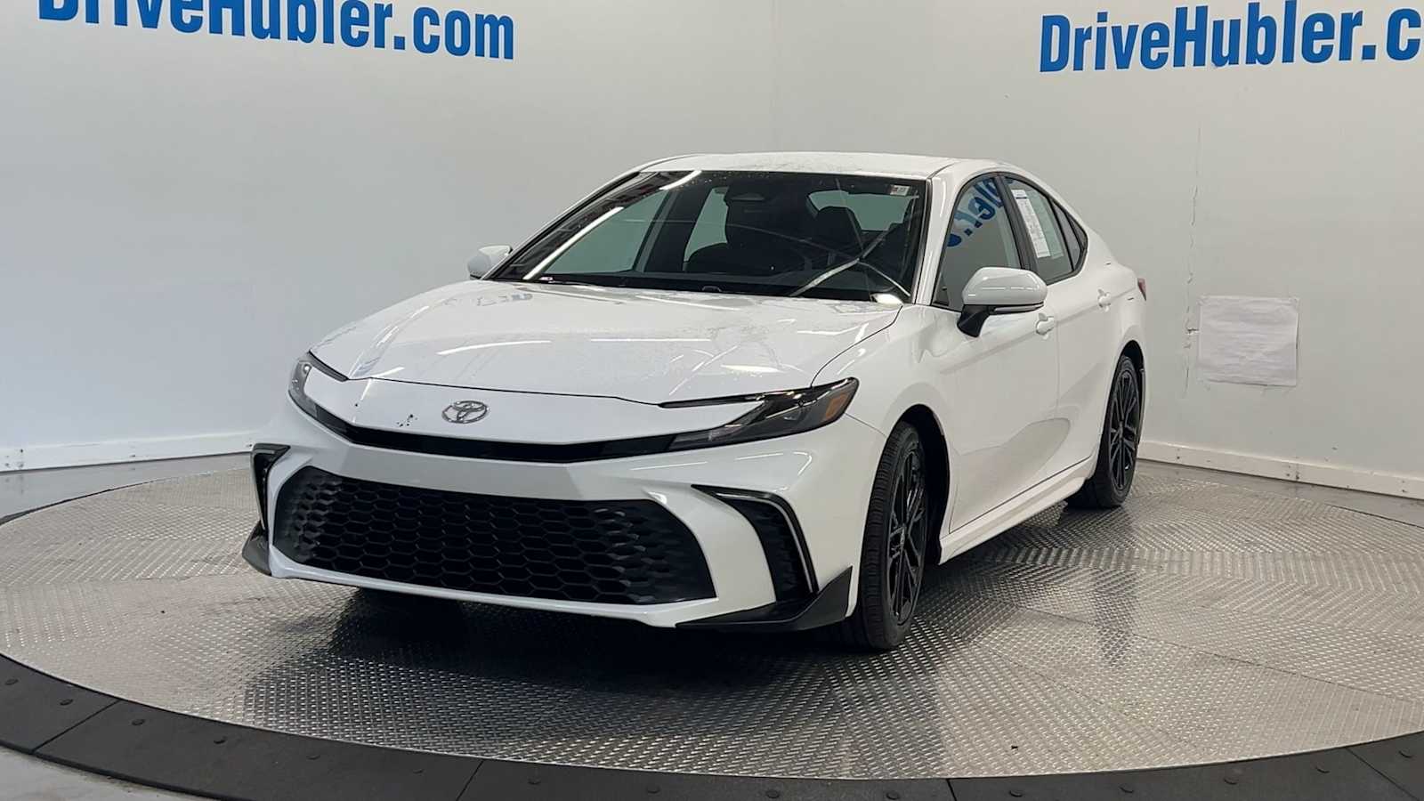 2025 Toyota Camry SE photo 3