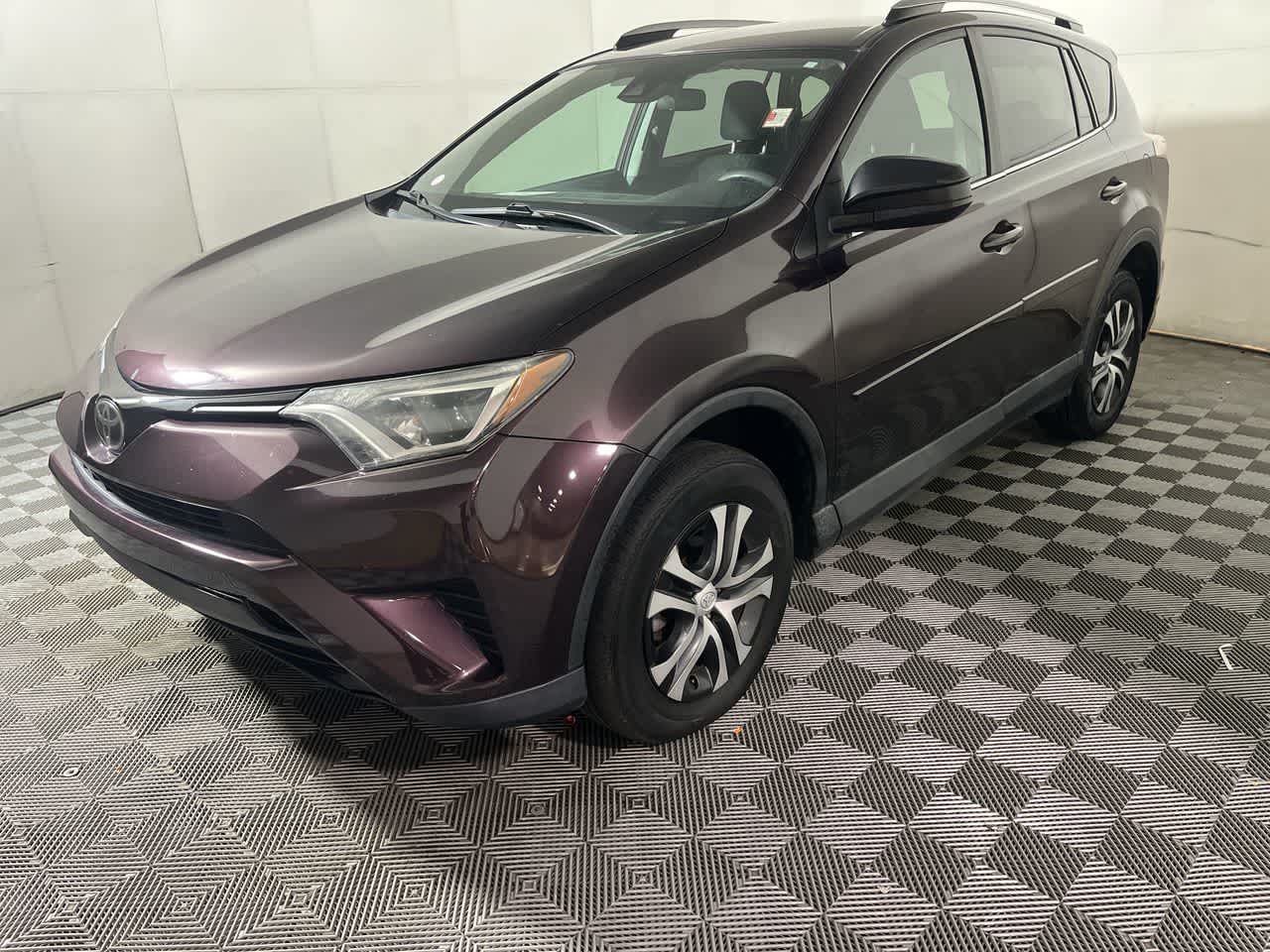 2017 Toyota RAV4 LE photo 3