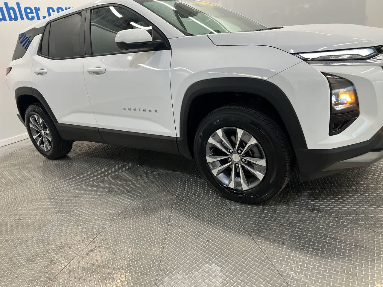 2025 Chevrolet Equinox LT photo 2