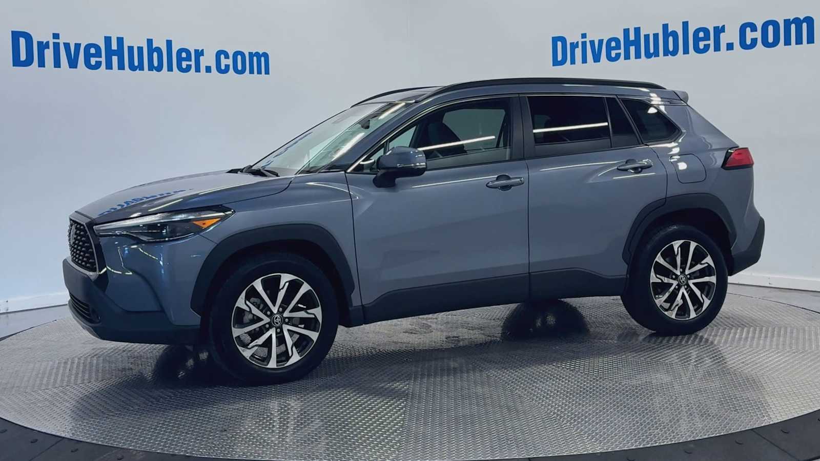 2022 Toyota Corolla Cross XLE photo 2