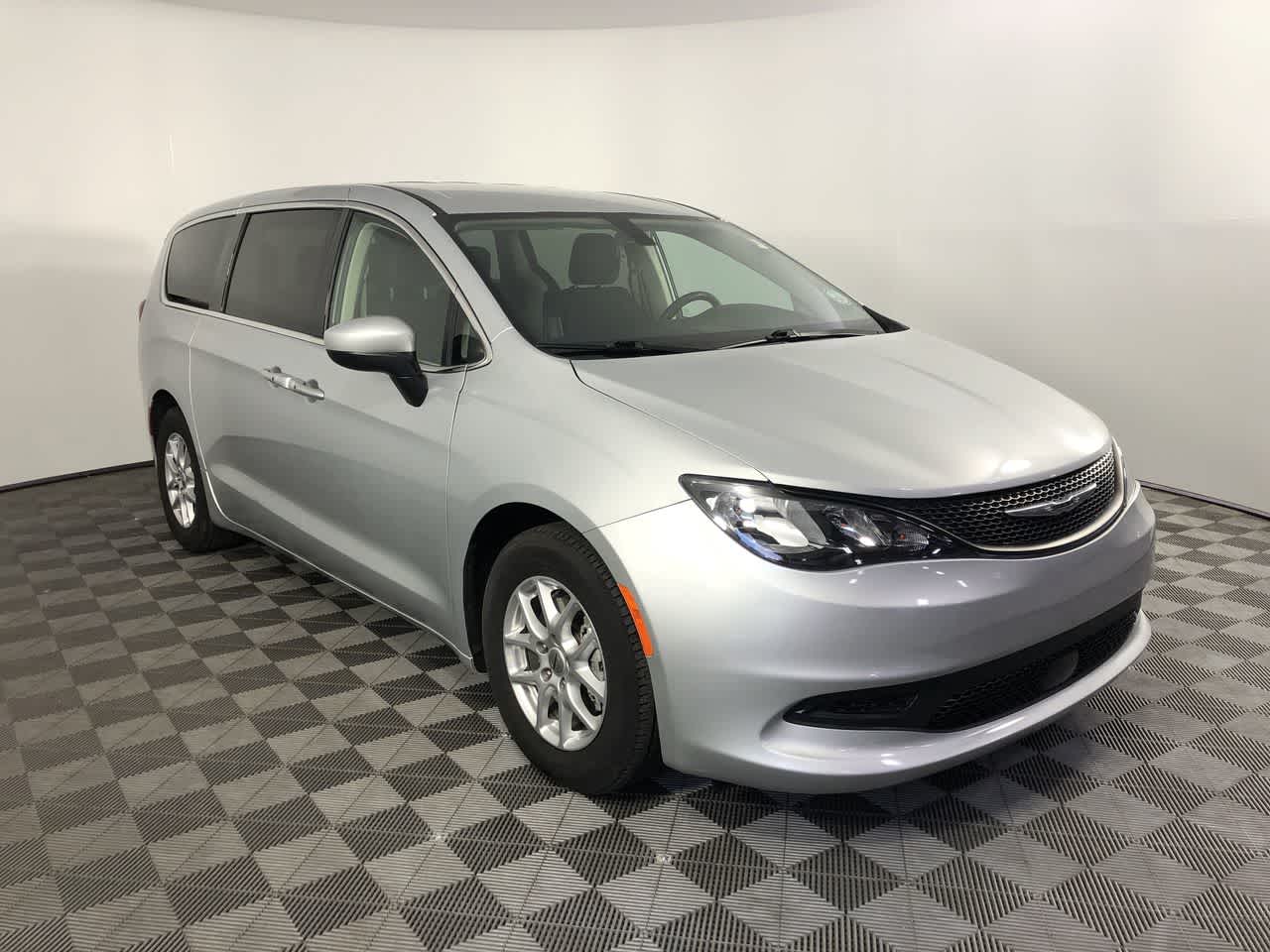 2022 Chrysler Voyager LX photo 2