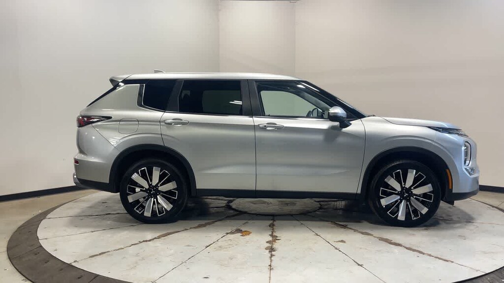 Used 2025 Mitsubishi Outlander SE SUV