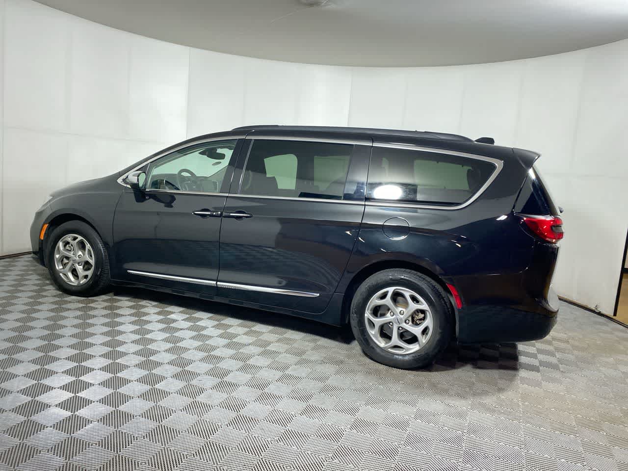 2023 Chrysler Pacifica Limited photo 4